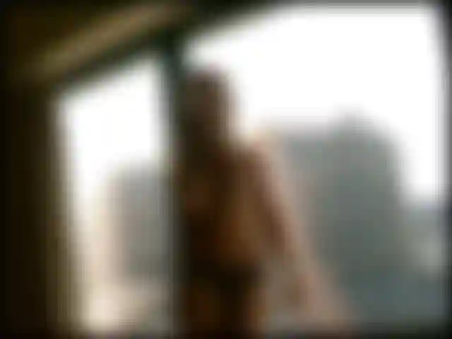 Spucke geröstet mit schwanz und dildo im vegas-fenster.