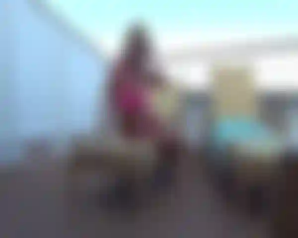 Die mit vibration und dildo auf einem kreuzfahrtschiff masturbiert.