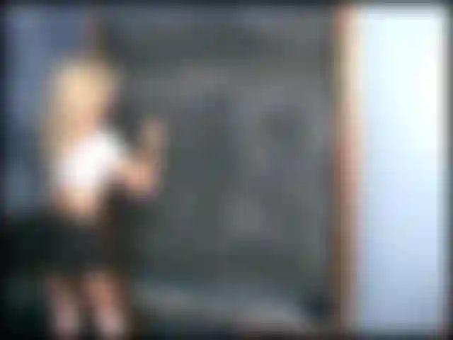 Schulmädchen christie spielt mit ihrer engen muschi.