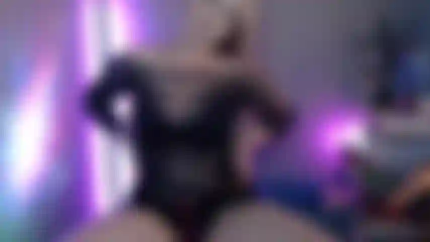 Die spritzt und die muschi mit einem fetten dildo abspritzt und eincremet.