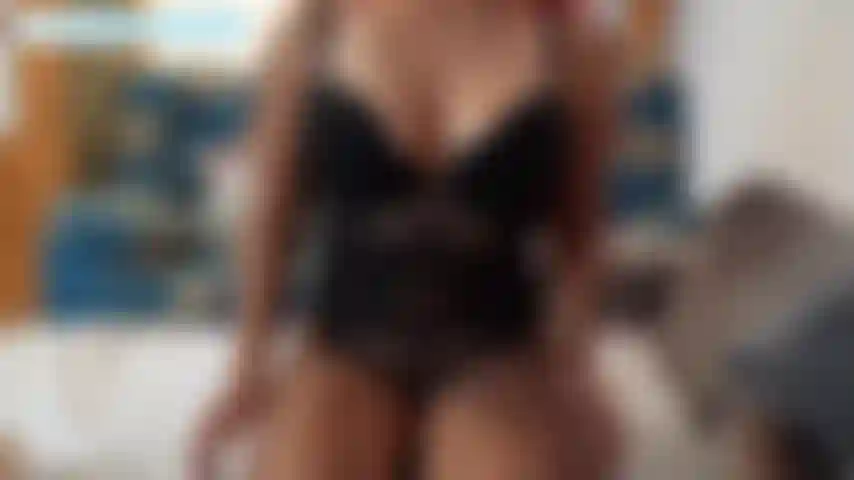 Sexy rothaarige schönheit, die einen schwanz lutscht und leidenschaftlich küsst.