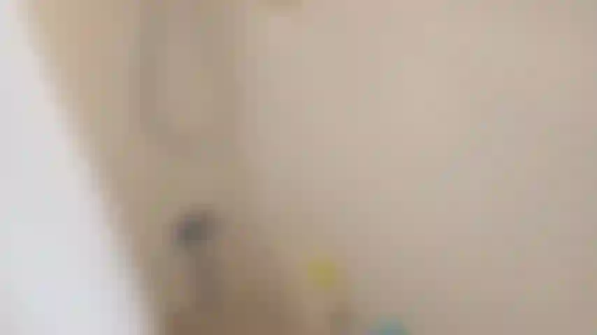 Peeping tom masturbiert unter der dusche.