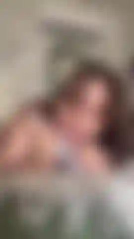 Ich geile mich mit meinem mund und meiner muschi über meinen 20-cm-dildo auf.
