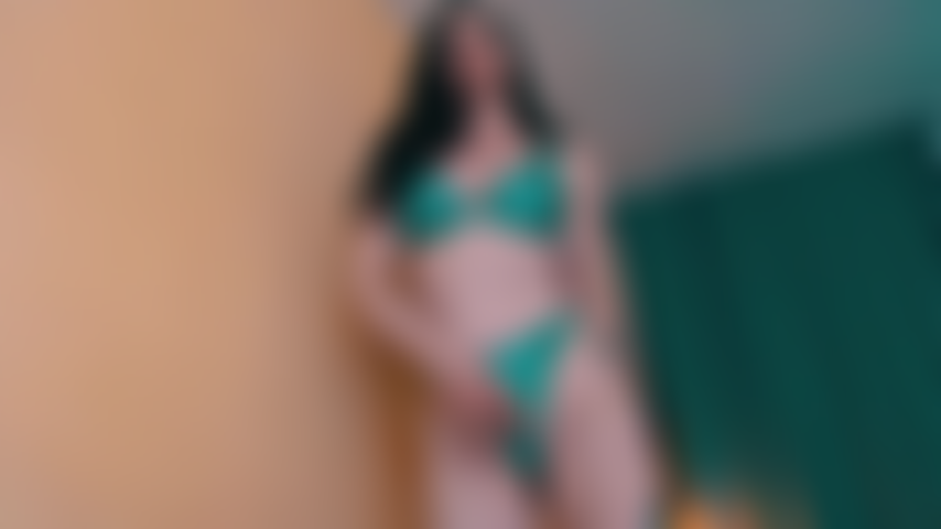 Die kleine schwänze in glänzenden bikinis verweibt.