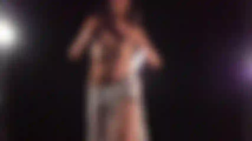 Striptease und stöhnen.