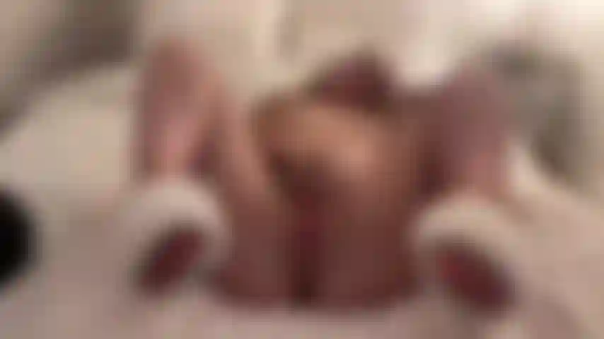 Und reibe meine nackte muschi.