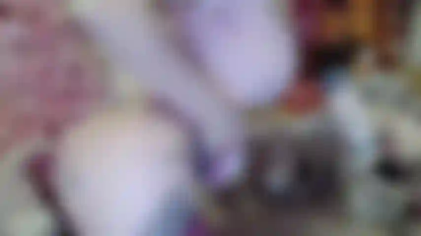 Das sexy rosa fräulein santa, ich ziehe ihre titten aus, öle sie ein, lutsche einen großen braunen dildo, ficke titten und wichse, indem ich ihre großen braunen eier lutsche.