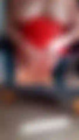 Eine hure in pvc-stiefeln, die an den brustwarzen zieht und sperma schluckt, ähm.