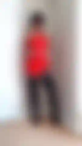 Steh auf pvc-nylon-stiefel und sehe, wie sie sich um meine kurven spannen.