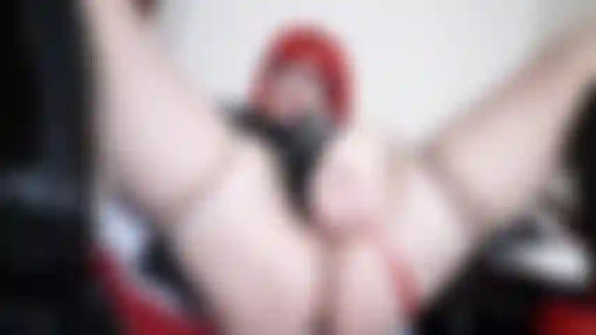 Ein französisches dienstmädchen in pvc-stiefeln, das hart spritzt, fickt und fingert.