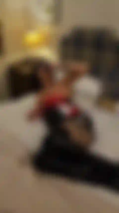 Eine schlampe mit pvc-stiefeln auf dem hotelbett, fetter dildo, saugen, ficken, sperma.
