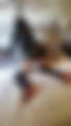 Eine hure in pvc-nylon-stiefeln, die einen großen schwarzen schwanz tief im hotel in sich aufnimmt!