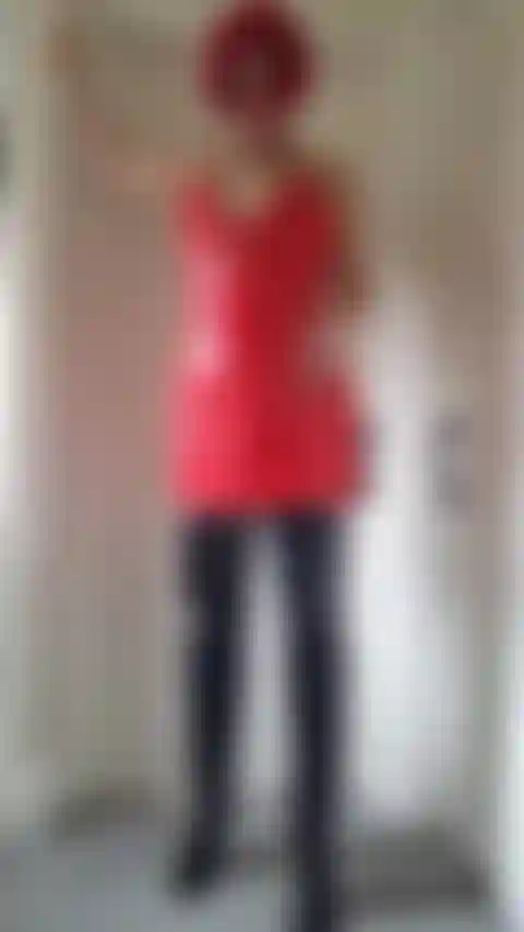 Eine gestiefelte pvc-spermaschlampe, die ihre titten rausholt und mich selbst fingert.