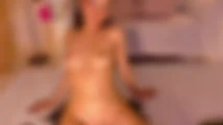 Möchtest du meinen sexy kleinen körper ausprobieren?