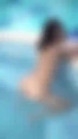 Die im pool planscht!