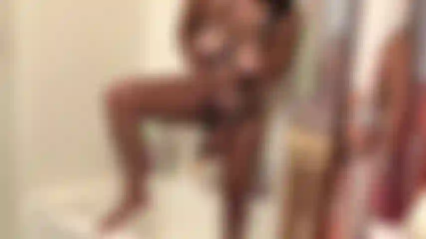 Komm und sieh zu, wie ich mich unter der dusche ficke und mein spielzeug deepthroate!
