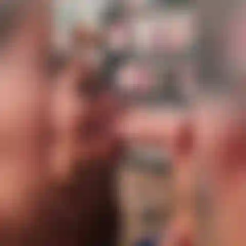 Schaue zu und bekomme eine gesichtsbesamung mit meinem spritzspielzeug.