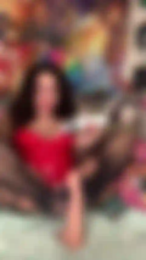 Komm und sieh mir zu, wie ich mein spritzspielzeug benutze und mir die füße schmutzig mache ;).