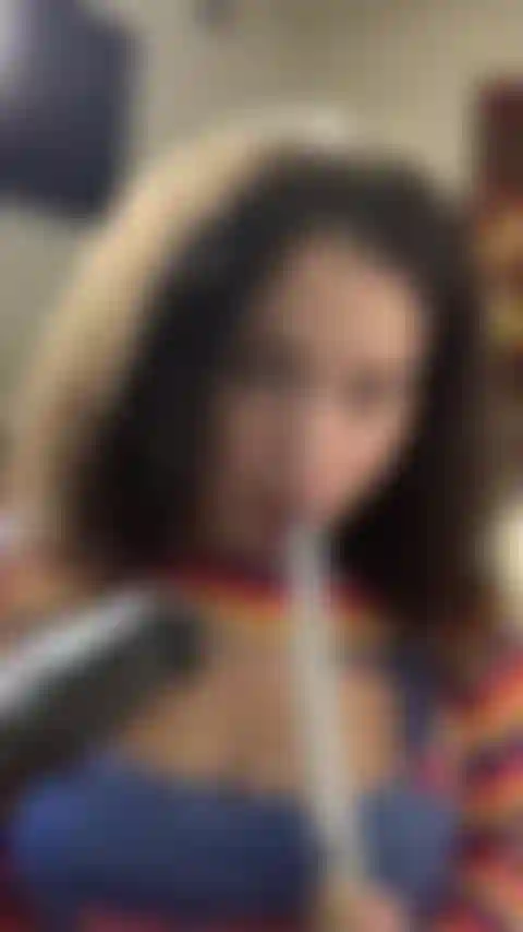 Chucky-kostüm! Komm und sieh mir zu, wie ich seinen killerkopf tief in den mund stecke.