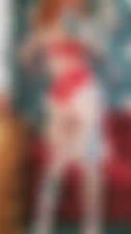 Langsame striptease- und spielzeit in roten dessous.