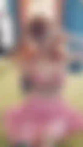 Rosa outfit, zöpfe, vibrierender analplug und klitorissauger.