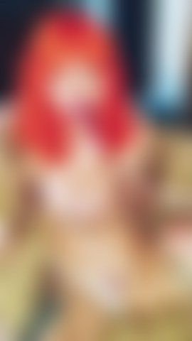 Bullet clit play 2022, video, blasses tätowiertes alt-girl mit leuchtend orangefarbenem haar, erdbeerunterwäsche, die mit lila bullet-toy masturbiert.