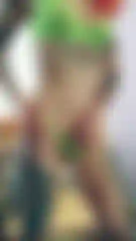 Reite auf einem stuhl einen dildo und habe einen doppelten orgasmus mit dem klitoris-sauggerät.