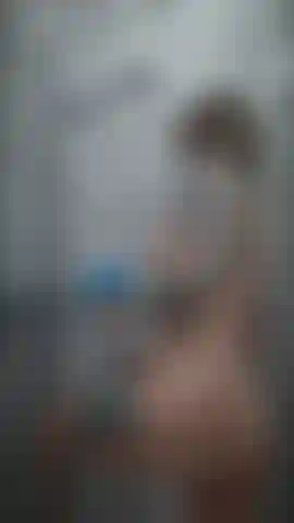 Ein seifiger fingerstrahl unter der dusche.