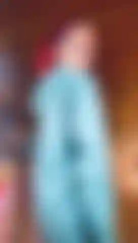 Die mit ihren titten für aufsehen sorgt.