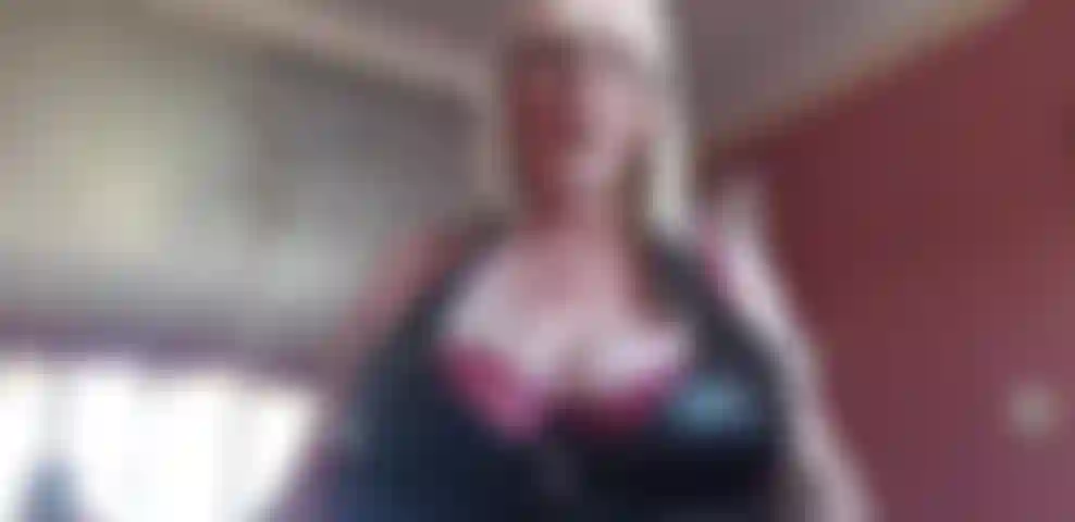 Ich brauche dich, um mir zu helfen, meinen jungfräulichen arsch gefickt zu bekommen ... Bitte.