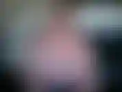 Schau mir zu, wie ich meine riesigen titten spucke, lecke und lutsche.