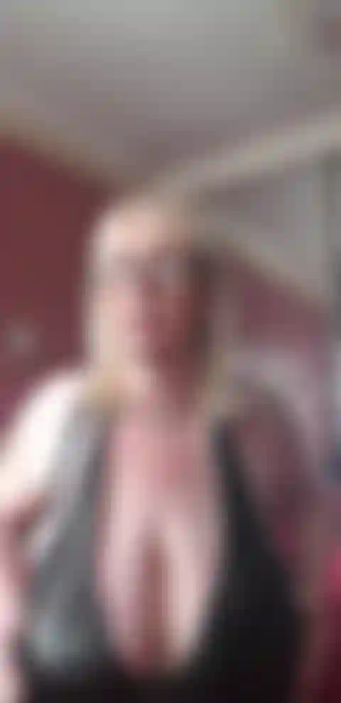 20210126_095548 Fingere meine saftige, haarige muschi, schiebe meinen 10-zoll-dildo in meine muschi und würge dann.