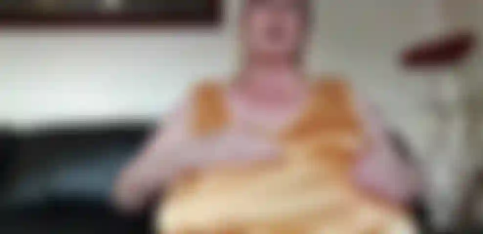 ' Wenn ich nur will, dass ihr alle hier bei mir seid und an meinen gepiercten nippeln saugt, streichelt und kneift, bevor ich euch mit meinem 10-zoll-dildo fertig mache.