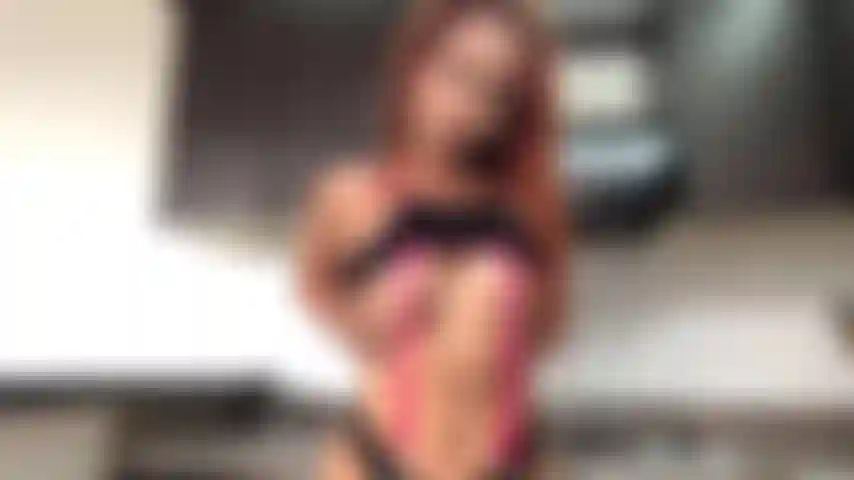 #204 Nahaufnahme einer nassen muschi – schwarze unterwäsche.