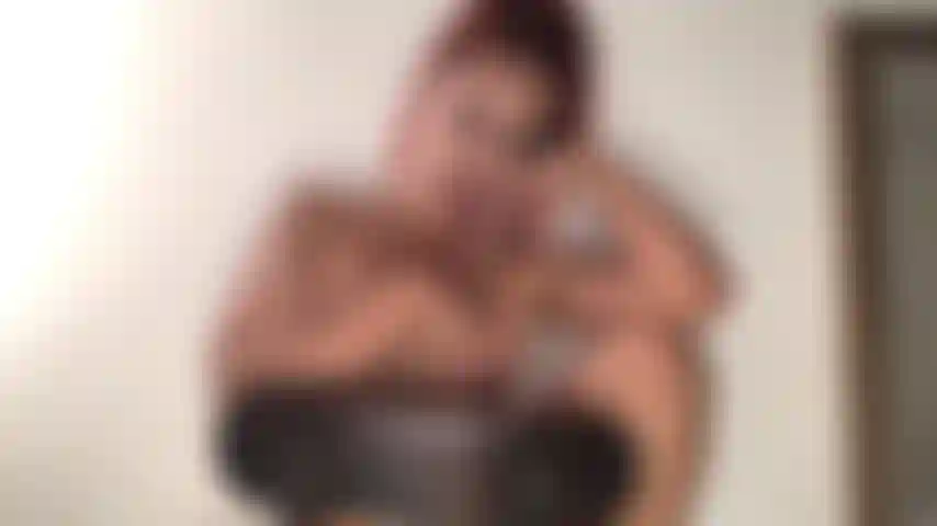 206 Reite meinen dildo auf dem stuhl.