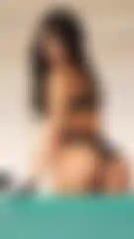 Eine ganze nacht voller eleganz, ein drink, spiele und küsse ...