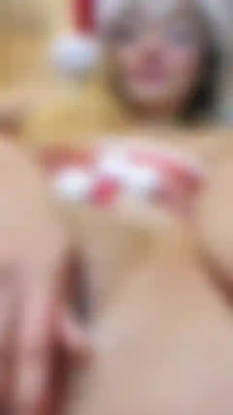 Miss wackelt und zeigt ihre muschi nur für sie.