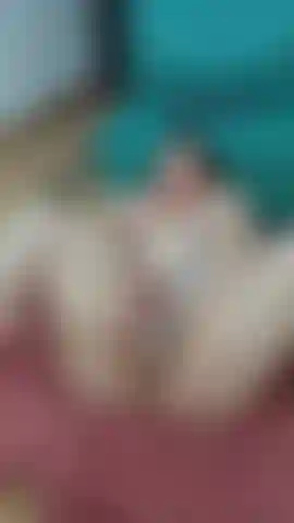Analsex mit einem sehr großen und dicken dildo.
