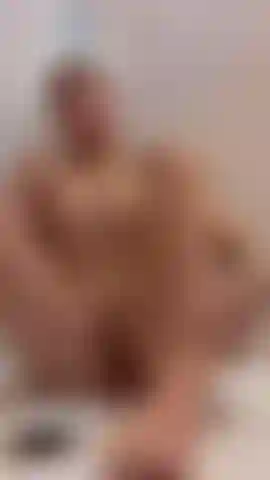 Heute nacht wird es besonders glitschig – ein langsames, ölbedecktes teasing mit viel aufmerksamkeit für meine füße, bevor es noch heißer wird. Vips bekommen die komplette show.