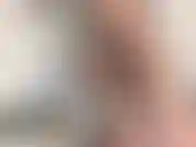 Öl-tease und körperanbetung. Schau mir zu, wie ich meinen rasierten, blassen, kurvigen körper mit öl bedecke. Dein schwanz wird immer größer, während ich strahle und glühe, jede kurve wird durch den glanz betont.