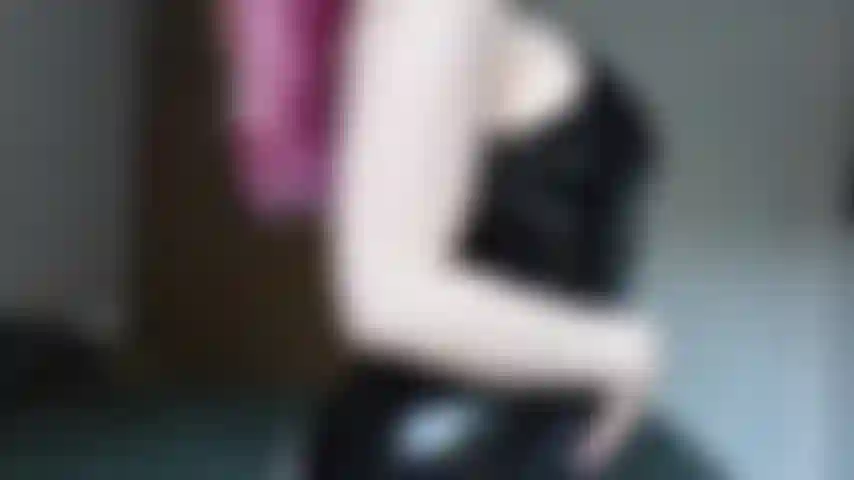 Fingere und masturbiere in meinem latex.