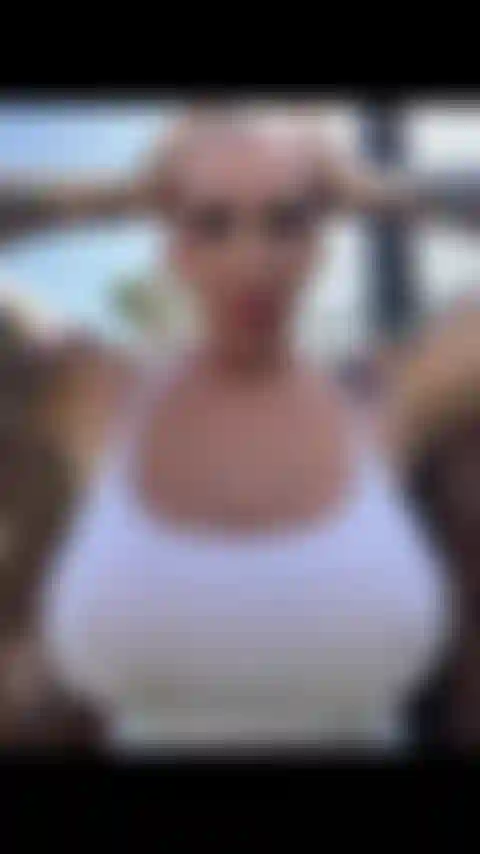 Brandneues, exklusives video von heute: masturbation in einem nassen weißen t-shirt draußen in meinem garten.