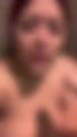 Ich lutsche deinen schwanz unter der dusche.