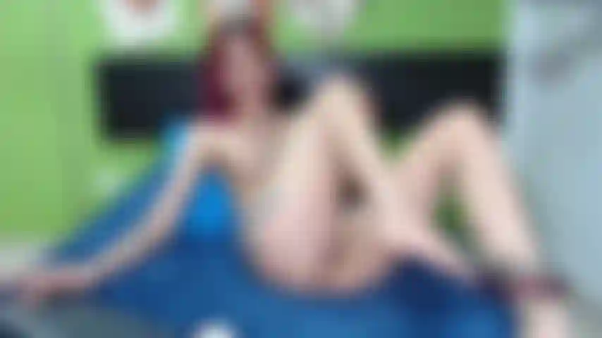 Schau dir meinen fantastischen körper an, meine spektakulären brüste. Ich masturbiere für dich.