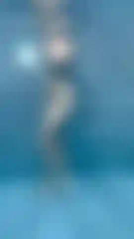 Füße unter wasser.