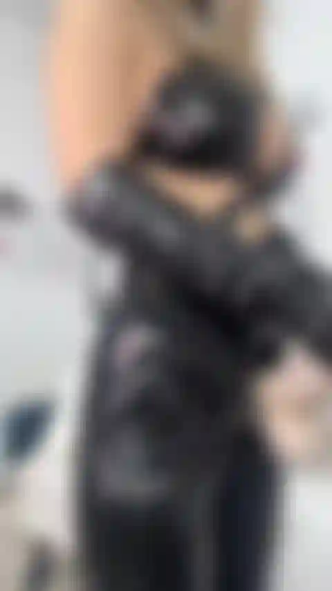 Herrin lisa bestraft sie mit einem großen schwanz.