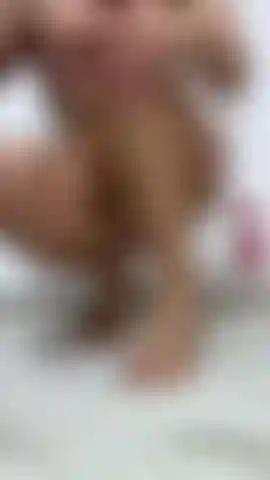 Weiße zehen, eingeölte füße, nackter körper.