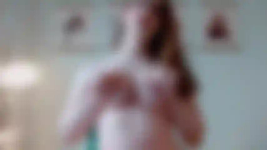 Ein molliges mädchen, das wichst und heftig kommt.