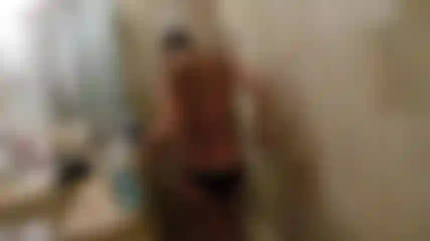 Eine gute dusche nach einem tag am strandglück.