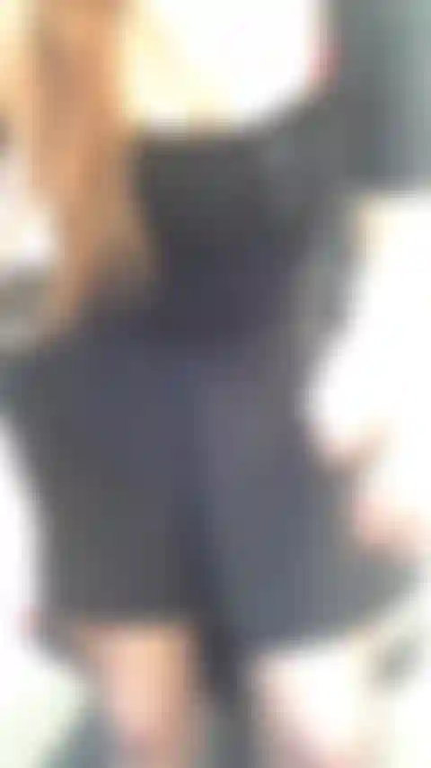 Devot oder fan von nylonstrumpfhosen. Du wirst es lieben. Herrin im büro. Ich zeige dir meinen arsch und meine füße in strumpfhosen, dann in einem tanga, während ich dich eine hure nenne.